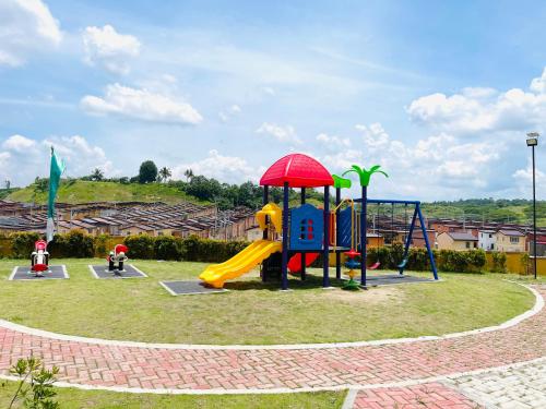 um parque infantil com escorrega num parque em AIRPORT GUESTHOUSE DAVAO em Dávao