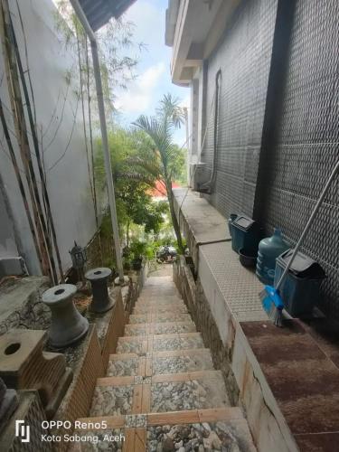 IboihにあるFURQAN GUEST HOUSE Deluxeの植物の家の外通路