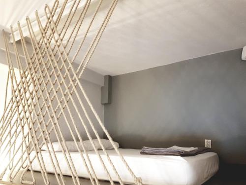 uma cama de rede num quarto com uma parede em Loft house 2 em Ormos Panagias