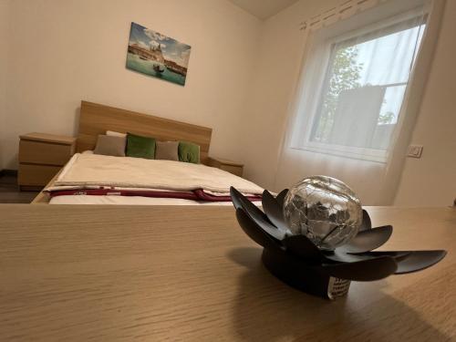 um quarto com uma cama com uma tigela no chão em Strand közeli Önálló Apartman em Balatonalmádi