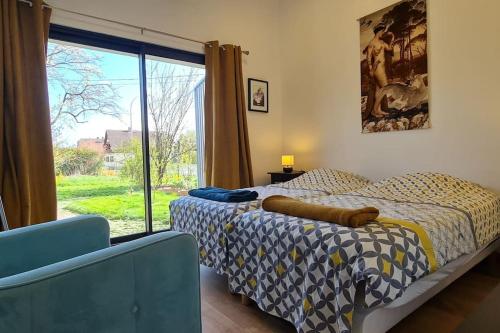 une chambre avec deux lits et une grande fenêtre dans l'établissement Alsace Bas-Rhin Logis indépendant avec piscine privée, à Alteckendorf