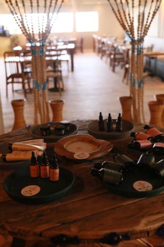 - une table en bois avec des bouteilles de vin dans l'établissement Alaya Poleg, à Netanya