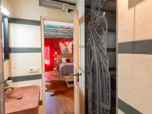 1 dormitorio con 1 cama y baño con lavabo. en Domus Lapidis - Ibera en Bogarra