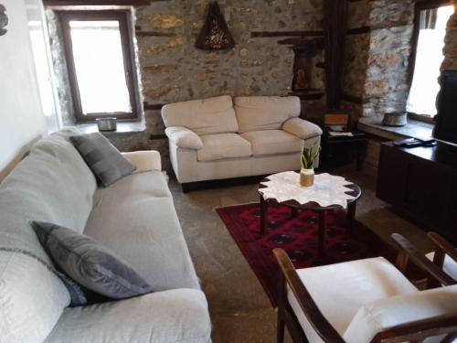 Afbeelding uit fotogalerij van Traditional House "Elisavet" in Próti