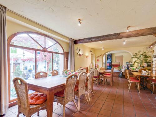 Warm apartment in a small complex with cosy beer garden and small brown cafeにあるレストランまたは飲食店
