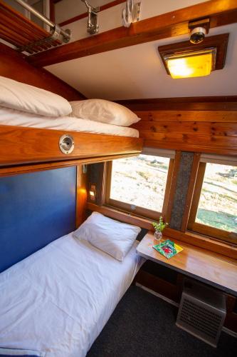 Cama o camas de una habitación en The Red Caboose Train Carriage