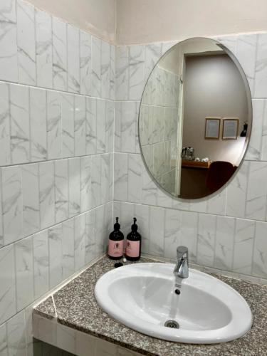 a bathroom with a sink and a mirror at Funwan Hotel in Li