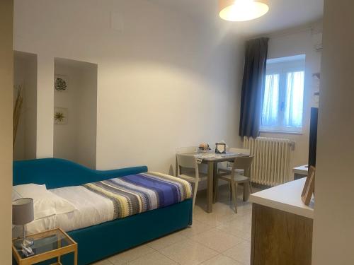 Dormitorio pequeño con cama y mesa en Villino 18, en Matera