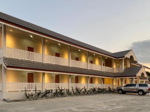 a building with a car parked in front of it at Funwan Hotel in Li