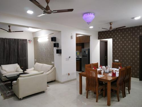 uma sala de jantar e sala de estar com mesa e cadeiras em 2 BHK Corporate Service Apartment Manyata Tech Park em Bangalore