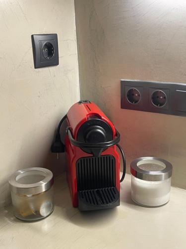 een rode blender bovenop een aanrecht bij Urban Living 1 in Thessaloniki