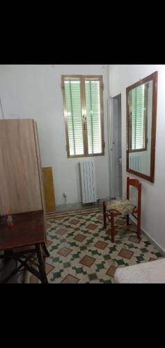 sala de estar con mesa y espejo en La stanza di Luisa, en Lecce