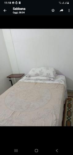 Un dormitorio con una cama con una manta blanca. en La stanza di Luisa, en Lecce