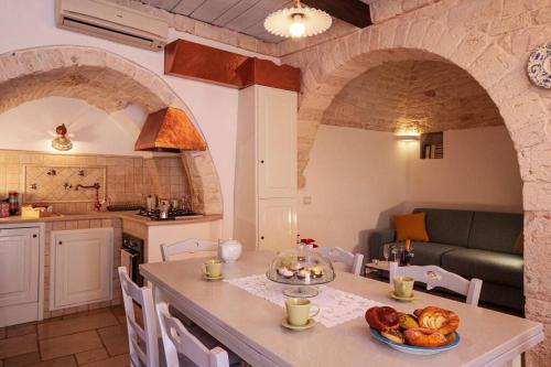 una cocina con una mesa con un tazón de comida. en Il Trullo Moore Alberobello, en Alberobello