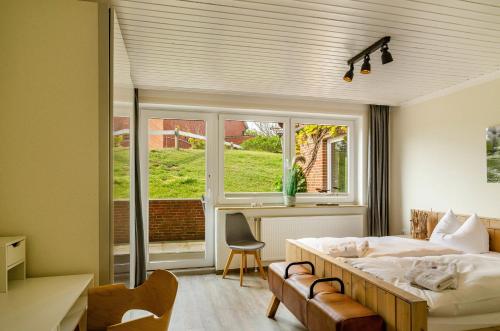 Postel nebo postele na pokoji v ubytování Strandhus Uiterst-hörn Steuerbord