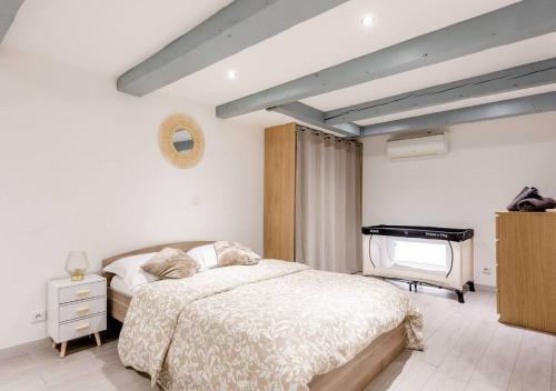 - une chambre blanche avec un lit et un piano dans l'établissement Hypercentre Joliette, Port Maritime, Docks Village, à Marseille