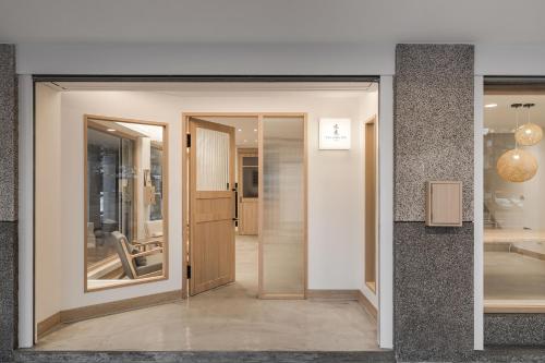 eine Glastür, die in ein Zimmer mit Bad führt in der Unterkunft Yan Chen Inn in Kaohsiung