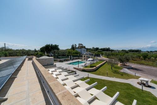 widok na basen z dachu domu w obiekcie B&B Villa Vittoria Ostuni w mieście Ostuni