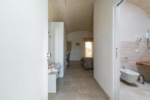 łazienka z 2 umywalkami i 2 toaletami w obiekcie B&B Villa Vittoria Ostuni w mieście Ostuni