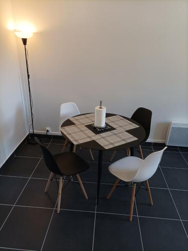 une table et des chaises dans une pièce avec une lampe dans l'établissement O'Couvent - Appartement 91 m2 - 4 chambres - A521, à Salins-les-Bains