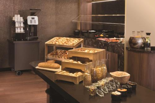 un panificio con diverse scatole di cibo su un bancone di Adina Apartment Hotel Nuremberg a Norimberga