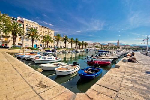 un grupo de barcos están atracados en un puerto en Holiday house in Split with sea view, terrace, air conditioning, WiFi 4937-1, en Solin