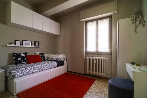 Habitación pequeña con cama y ventana en Convivium, en Melegnano