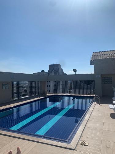 una piscina en la azotea de un edificio en Flat -Hidromassagem privativa e Piscina a 500 mts da praia, en São Vicente