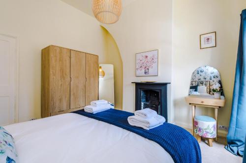 a bedroom with a bed with towels on it at Pyecroft Cottage in Chester
