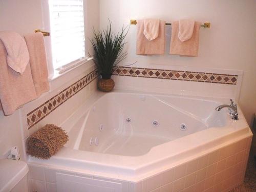 eine weiße Badewanne im Bad mit Handtüchern in der Unterkunft A Awesome Shenandoah Valley View in Elkton