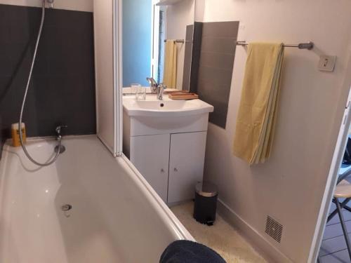 une salle de bain avec un lavabo et une baignoire et un lavabo dans l'établissement BLEU CIEL - STAYHOME - Appart 5, à Quimper
