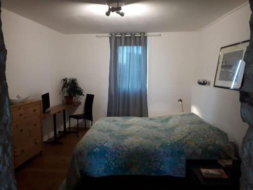 une chambre avec un lit, un bureau et une fenêtre dans l'établissement BLEU CIEL - STAYHOME - Appart 5, à Quimper