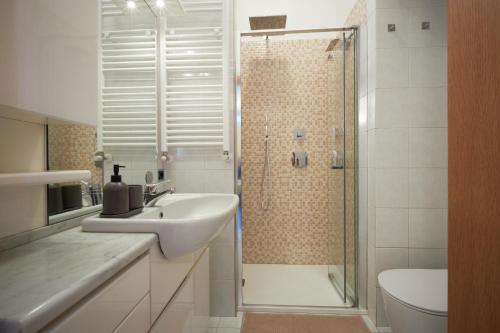 baño blanco con ducha y lavamanos en Harry Potter's Magic House - Metro M4 - Linate - Città Studi en Milán