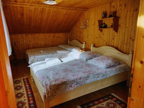 Postel nebo postele na pokoji v ubytování Cabana dintre vai Strungari