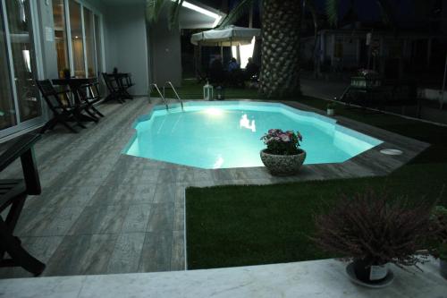 - une piscine au milieu d'une cour dans l'établissement Hotel Cariatis, à Nea Kallikratia