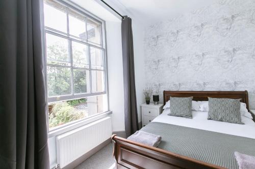 una camera con un letto e una grande finestra di Direct Prices, Spacious Apartment, Free Parking, Central Location Near To Uni, Hospital, Town a Exeter