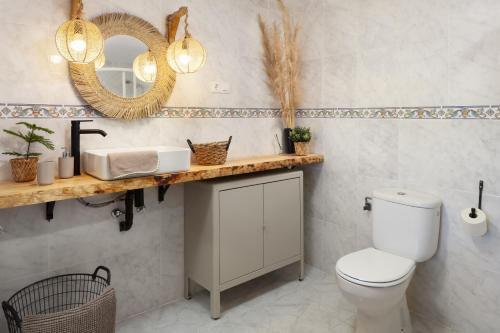 阿爾考辛的住宿－Las Marias，一间带卫生间、水槽和镜子的浴室