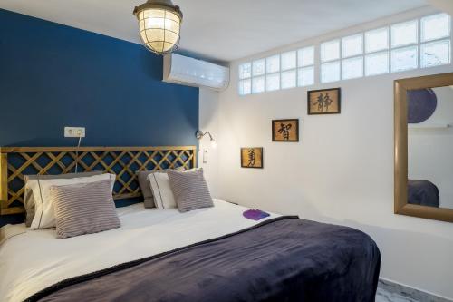 阿爾考辛的住宿－Las Marias，一间卧室配有一张蓝色墙壁的床