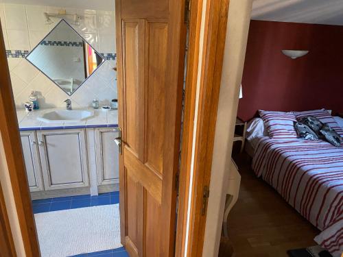 La salle de bains est pourvue d'un lit, d'un lavabo et d'un miroir. dans l'établissement Chez Marie, à Sérignan-du-Comtat