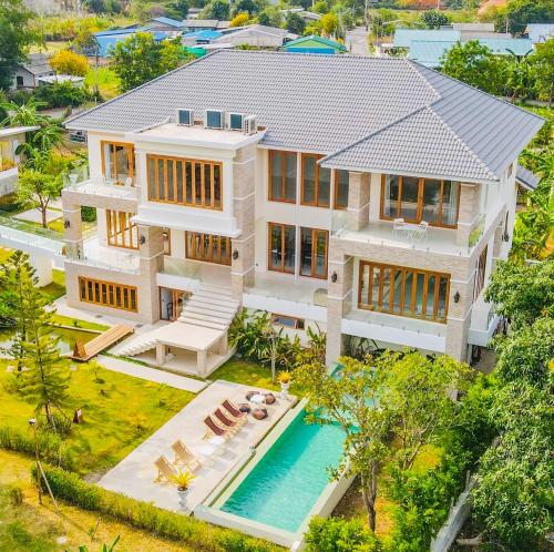 una vista aérea de una casa con piscina en Nichahome Luxury Villa, en Hua Hin