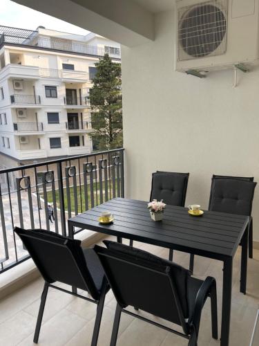 un tavolo nero e sedie sul balcone di Apartment Trebinje Sun a Trebinje