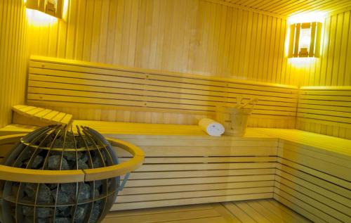 a sauna with a bucket in the middle of it at Wellness- und Schneesporthotel Christiania in Saas-Almagell