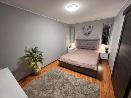 ein kleines Schlafzimmer mit einem Bett und einer Herzdekoration in der Unterkunft Villa Monica in Kráľovský Chlmec
