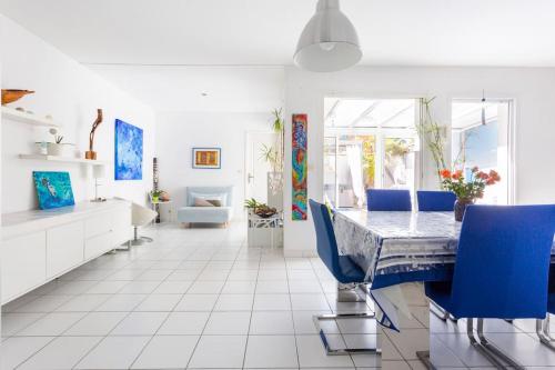 une salle à manger avec une table et des chaises bleues dans l'établissement Bassin Arcachon, Mais. 3 étoiles, spa, 500 m plage, à Gujan-Mestras