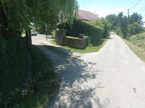 pusta droga z drzewem i domem w obiekcie Michel et Florence w mieście Peyrehorade