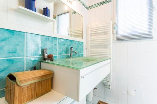 baño con lavabo y azulejos azules en Bassin Arcachon, Mais. 3 étoiles, spa, 500 m plage, en Gujan-Mestras