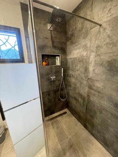 um chuveiro com uma porta de vidro na casa de banho em Villa L'olivier em Cuges-les-Pins