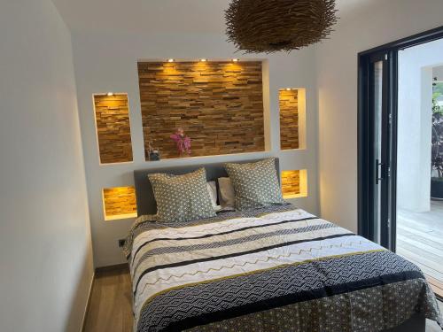 um quarto com uma cama com almofadas em Villa L'olivier em Cuges-les-Pins