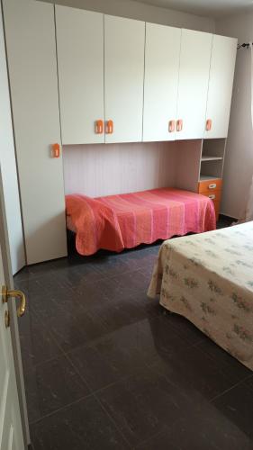 Casale Pamicla في Larino: غرفة نوم بسريرين ودواليب بيضاء