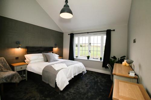 um quarto com uma cama e uma janela em The Kings Arms em Coggeshall